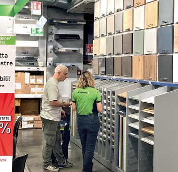 Iルロイ・メルラン、顧客の相談に乗る従業員