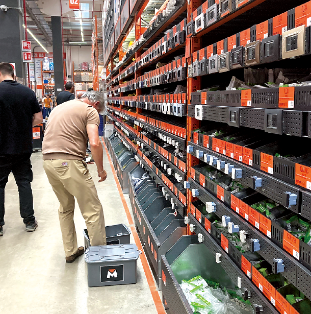 テクノマット、ワンウエーの電材パーツの売場