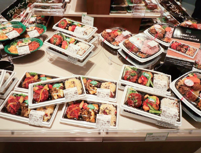 フードスクエアカスミ八潮大曽根店（埼玉県八潮市）のプラントベースフードの売場