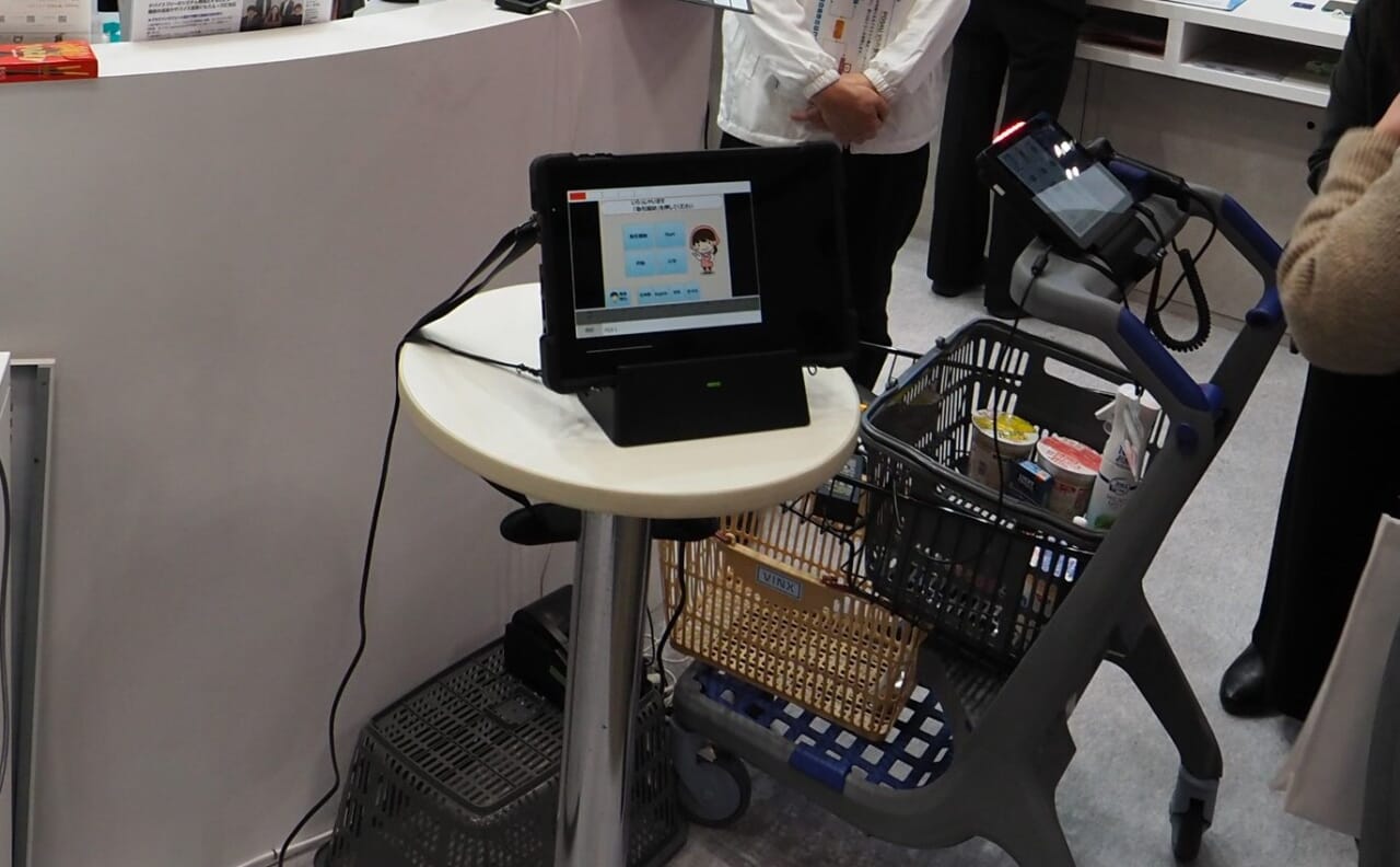 タブレット端末を活用することで、セルフレジのアテンダントのホスピタリティが向上