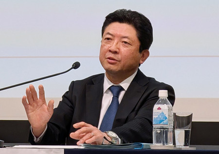 決算発表の記者会見をするイオンの吉田昭夫社長