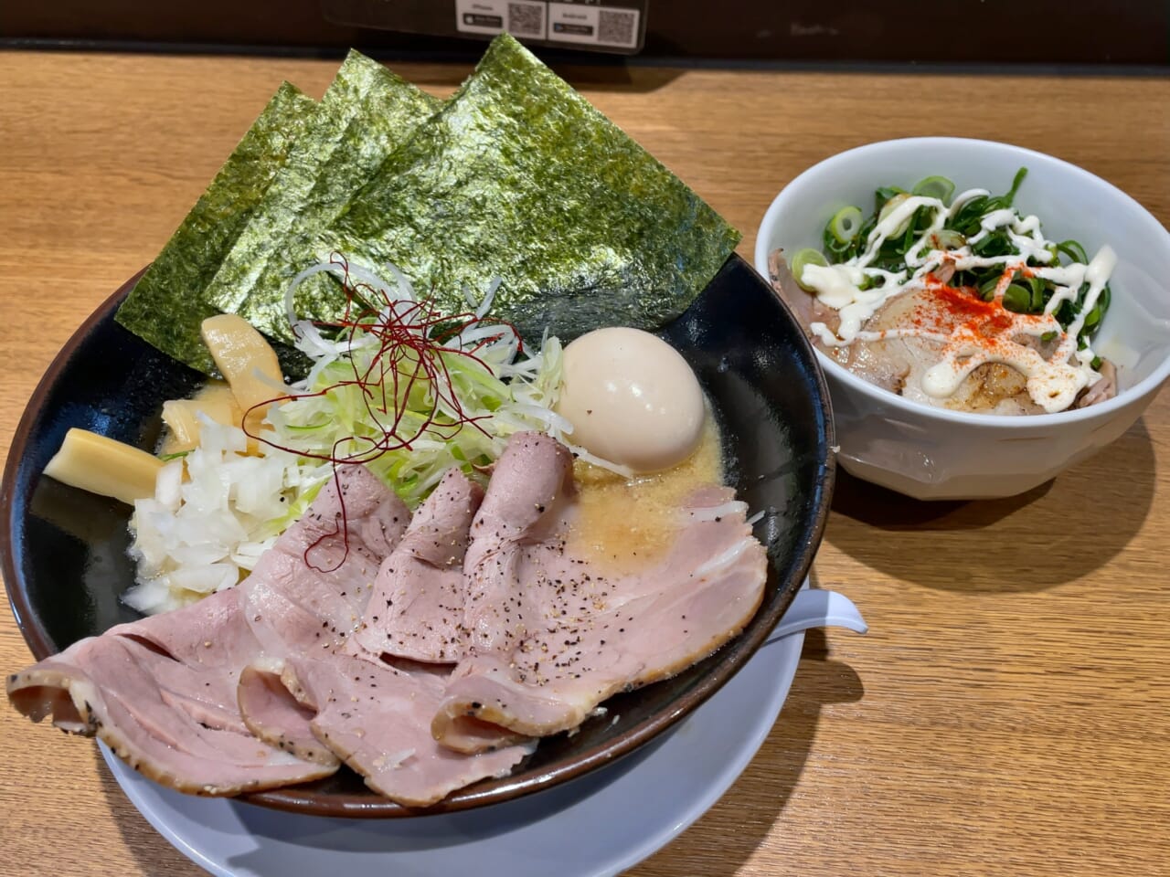 最初に豚丼、続いてラーメンが来た