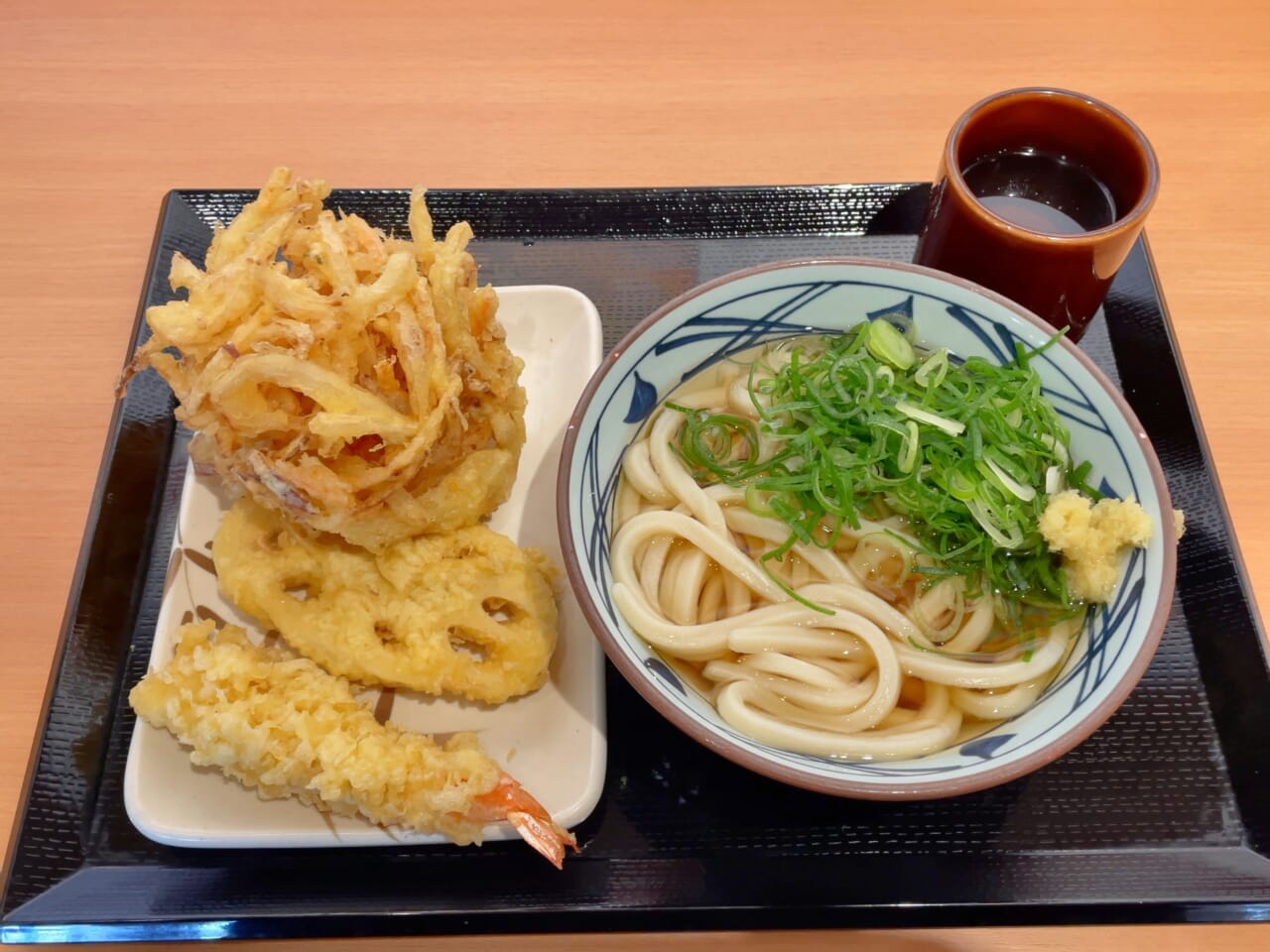 「かけうどん並」に、トッピングとして「野菜かき揚げ」「えびとれんこんの天ぷら」をチョイスした