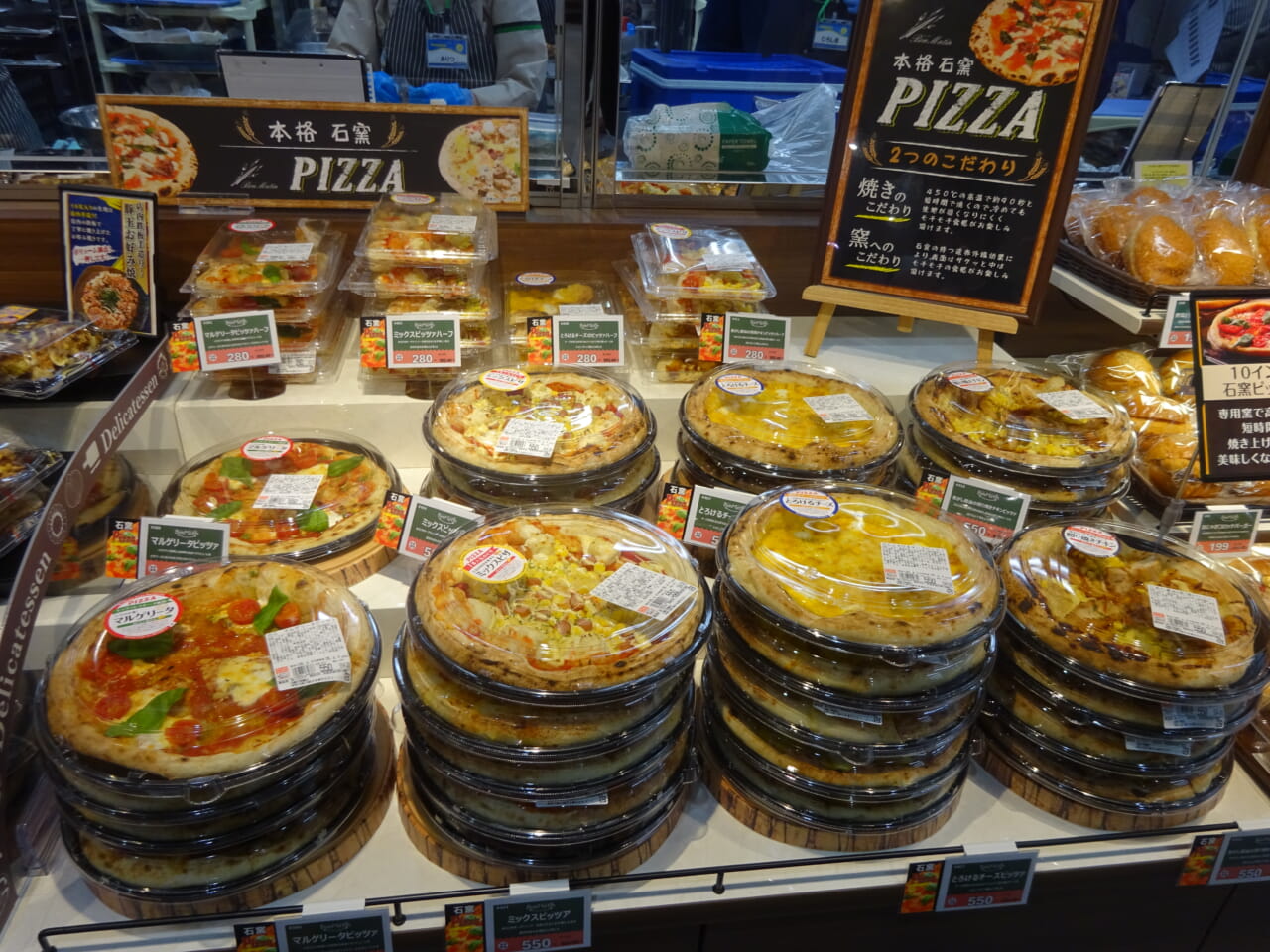 インストアベーカリー「ボンマタン」の目玉は専用窯を使って焼いた「本格石窯ピザ」は「マルゲリータ」「ミックス」「とろけるチーズ」「焦がし醤油の照焼チキン」をラインアップ