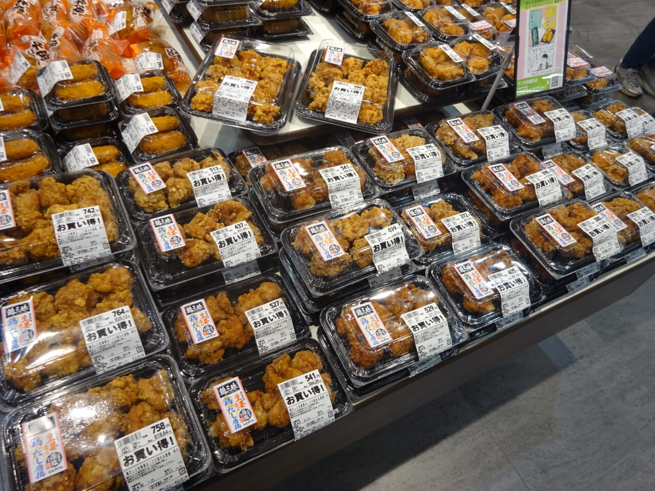 「第16回からあげグランプリ 東日本スーパー総菜部門」で金賞を受賞した「鶏だしと生姜香る!コク旨もも唐揚」(100g当たり199円)