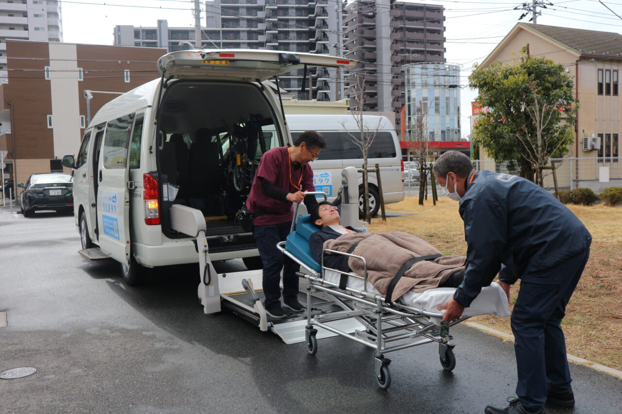 ストレッチャーでの移動が必要な患者の場合、２人体制で対応する