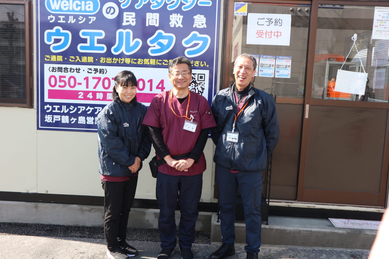 坂戸鶴ヶ島営業所のスタッフ。左から、浅野さん、井田社長、小山さん