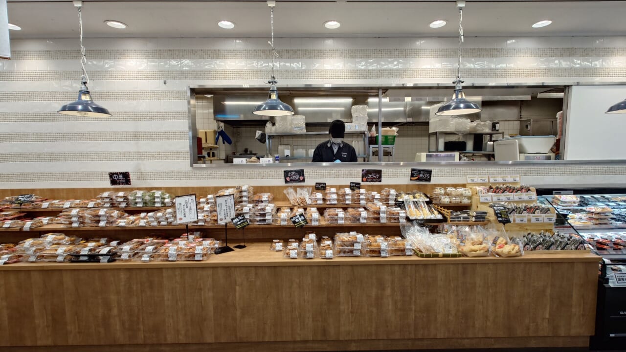 オープンキッチン形式の総菜売場