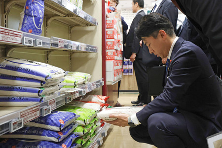 スーパーのコメ売り場を視察する小泉進次郎農林水産相