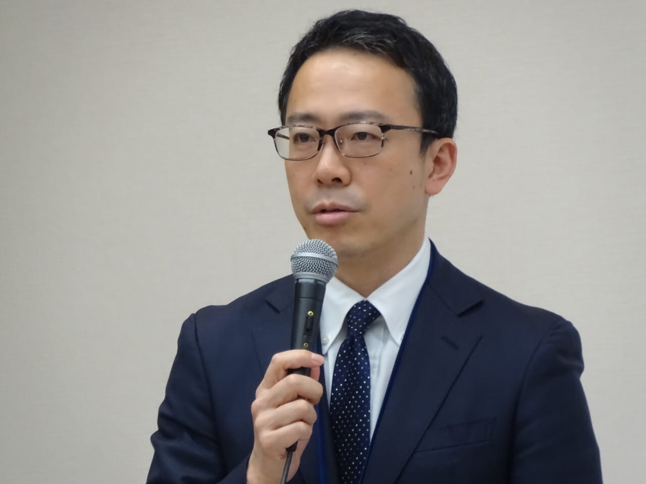 決算説明会に臨む川野澄人社長