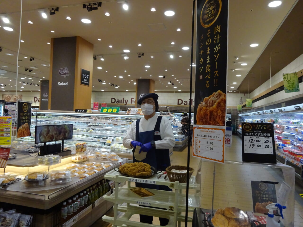 「格之進肉おじさん 特製!旨味メンチカツ」(1個399円)は、販売数量・時間を限定し常に揚げたてで提供することにこだわる