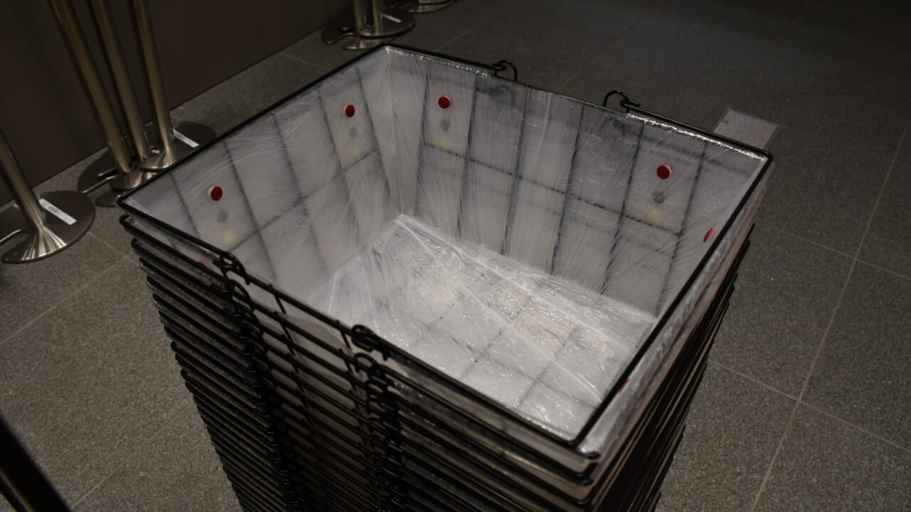 忘れ物のビニール傘を再利用してつくられたカゴ「Recycle Umbrella basket」の写真