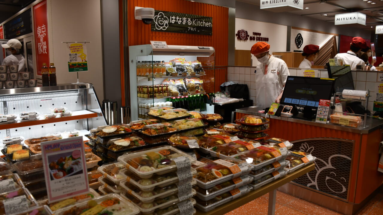 セルフレジエリアで弁当や総菜を販売する「はなまるKitchen」は、セルフレジと有人レジの両方を兼ね備え、お客の好みに合わせたかたちで商品を購入できる
