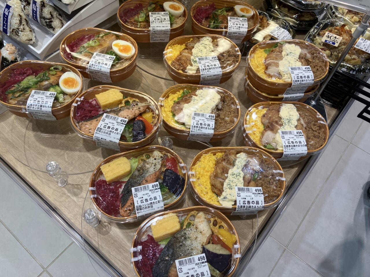 「わっぱ弁当」シリーズは店内製造で、「銀鮭バジル焼きと彩り野菜のお弁当」(598円)など3種類を展開