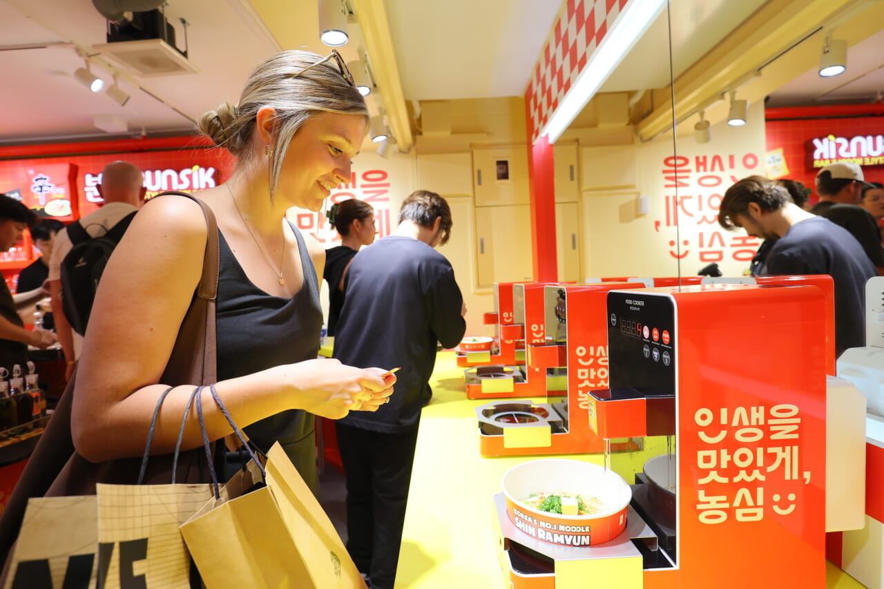 原宿・竹下通りの「辛ラーメン粉食（ブンシク）POPUPストア」日本1号店