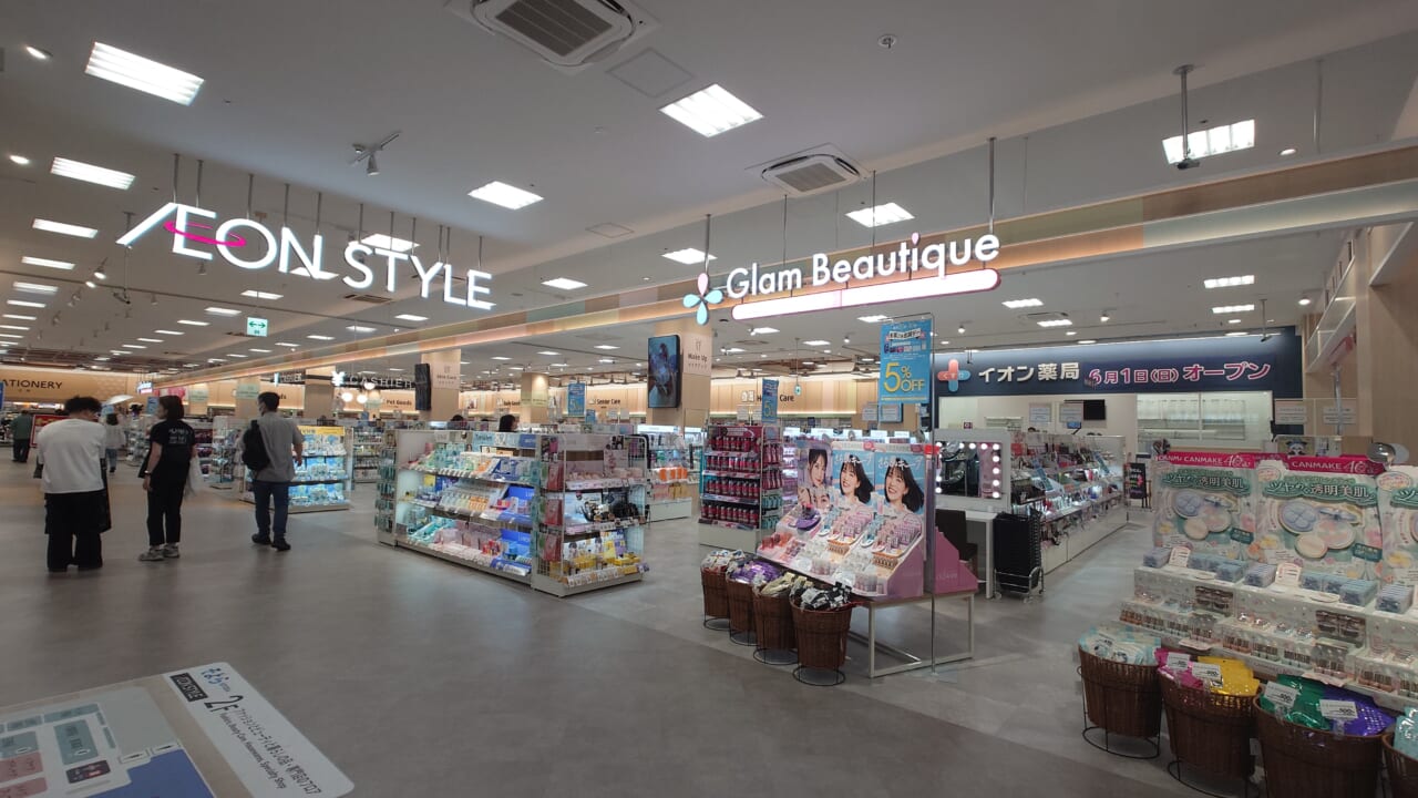 　2階にはイオンスタイルのヘルス＆ビューティ、日用雑貨、アパレルの直営売場に加え、調剤薬局（イオン薬局）を設置
