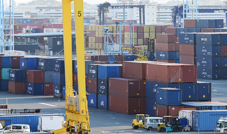 横浜市内にある横浜港本牧ふ頭のコンテナターミナル