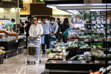 東京都内のスーパーで買い物する人たち