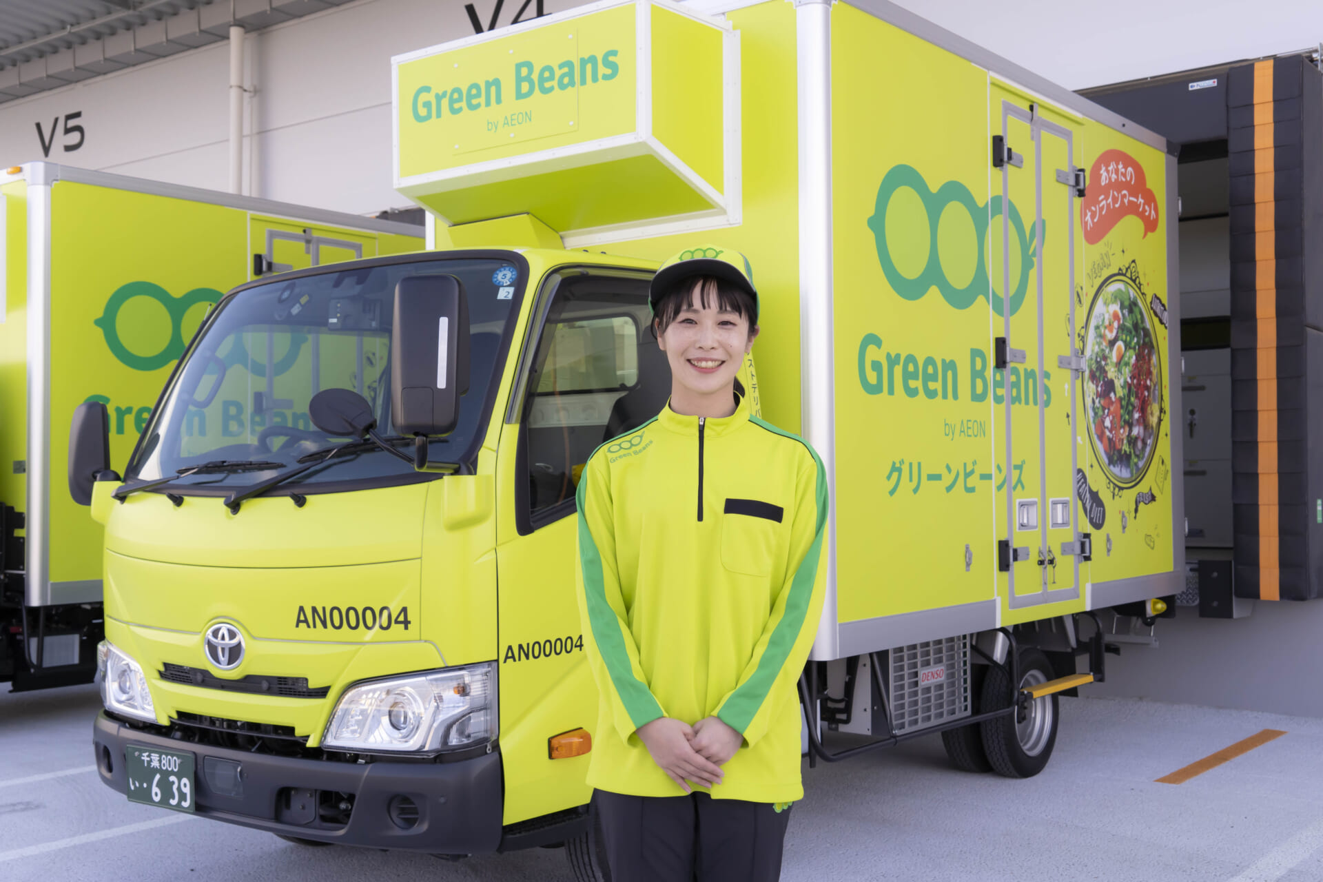 配送クルーを活用し、メーカーの商品サンプルを顧客に手渡しする「サンプリング」を実施