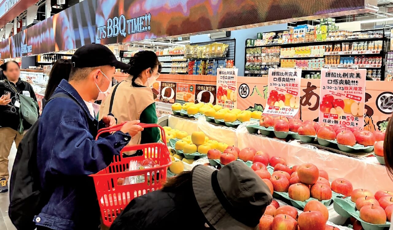 店頭の青森産りんご