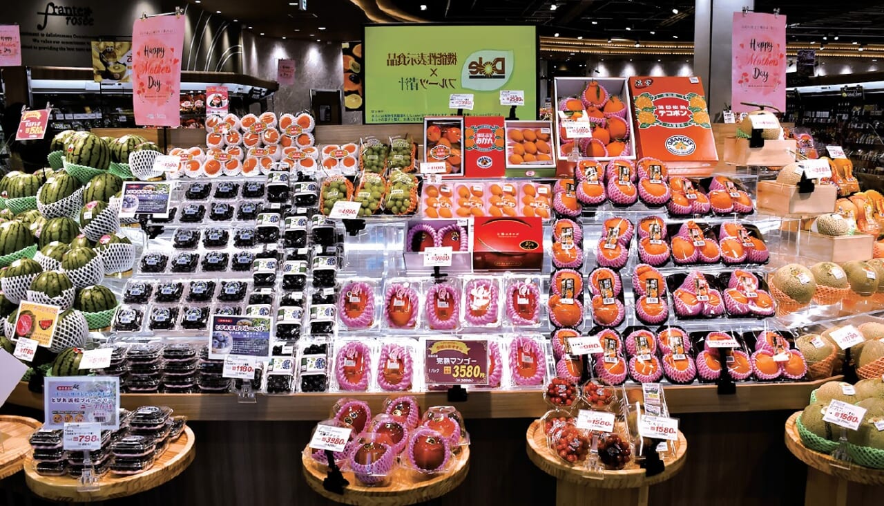 売場のトップは高級フルーツ