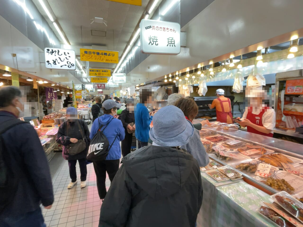 市場内は、地元客で大賑わい。生鮮食品を扱う店が数多く入っている