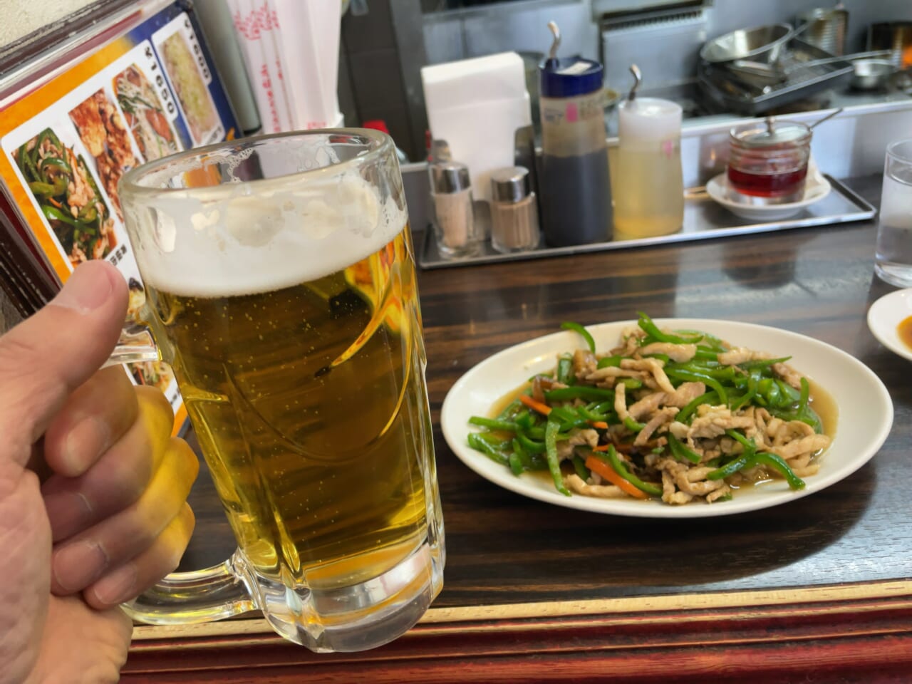 ビールを流し込む。ぷはー!続けて青椒肉絲