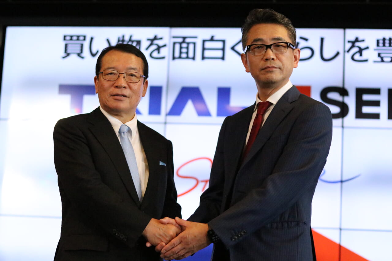 ⻄友の新社長には、トライアルカンパニー会長の楢⽊野仁司氏(写真右)が就任。取締役副会長には西友の大久保恒夫前社長(同左)がそれぞれ就いた。