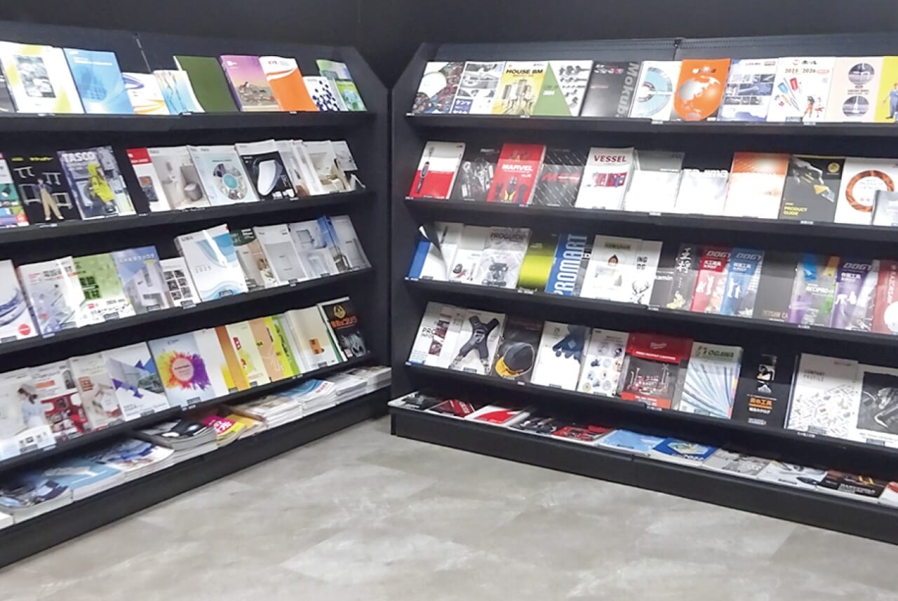 入口付近のカタログコーナー