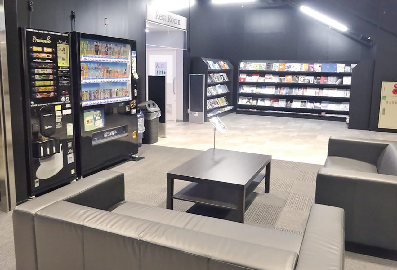 入口付近のソファ