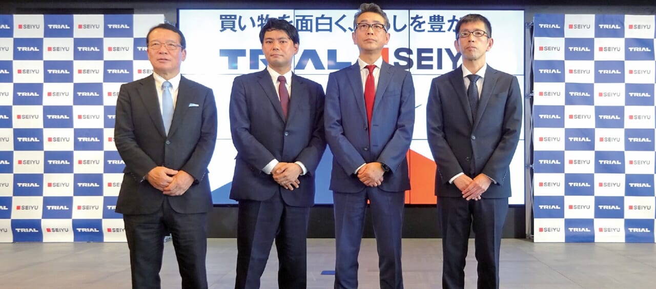 左から西友の大久保恒夫前社長、トライアルの永田洋幸社長、トライアルカンパニー会長の楢木野仁司氏、西友執行役員経営企画本部長武田正樹氏