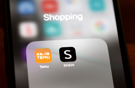 中国系ネット通販の「ＳＨＥＩＮ（シーイン）」と「Ｔｅｍｕ（テム）」のアプリが入ったスマホ