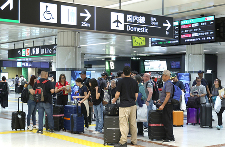 成田空港に到着した外国人観光客