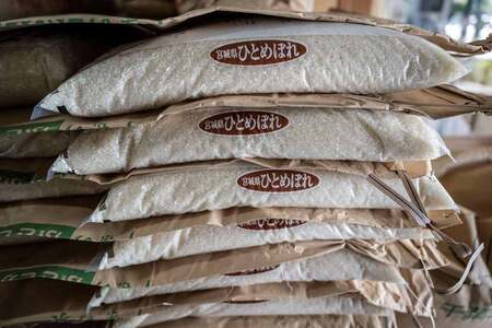 東京の米穀店に積まれたコメ袋