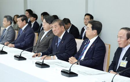 月例経済報告等に関する関係閣僚会議に臨む石破茂首相（右から３人目）