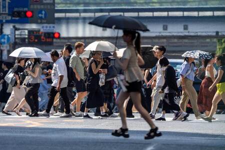 東京都内を歩く人たち