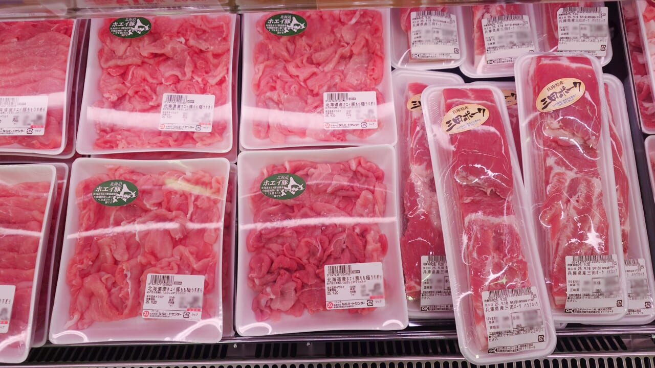 精肉売場では、兵庫県三田市で肥育される銘柄豚「三田ポーク」をオーケーとして初めて展開
