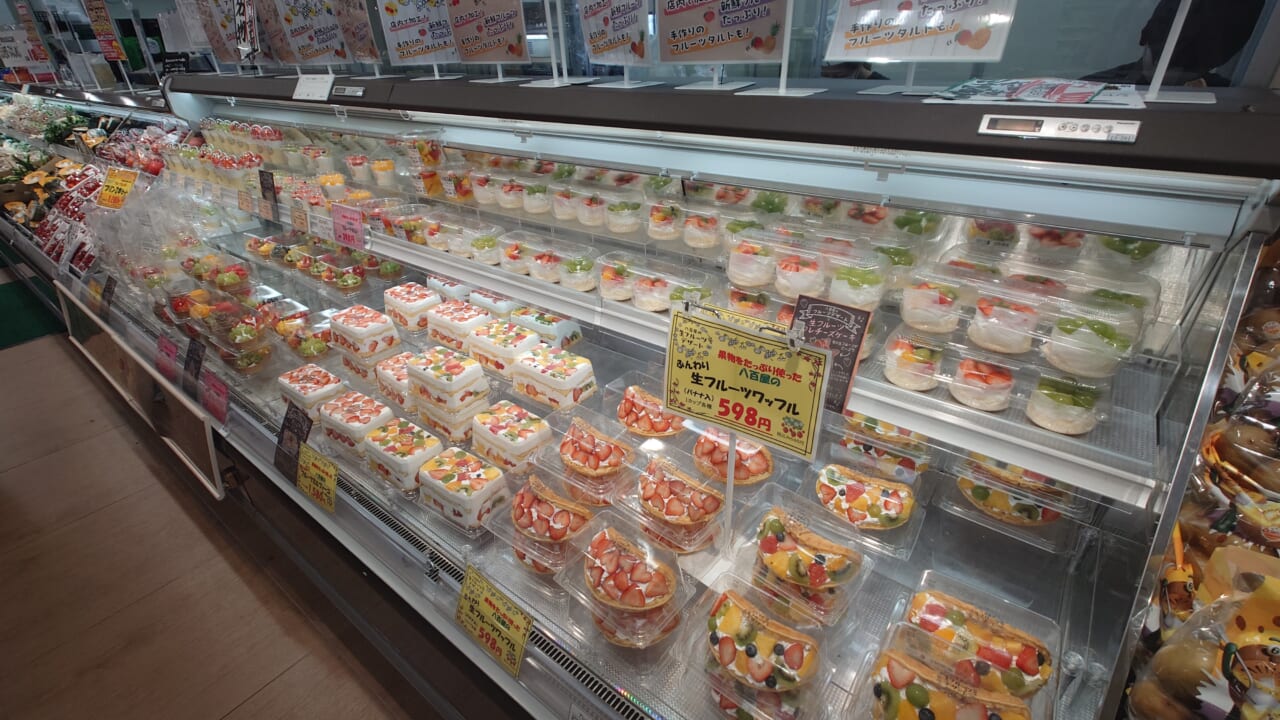 生フルーツを店内で加工した「八百屋の生フルーツデザート」