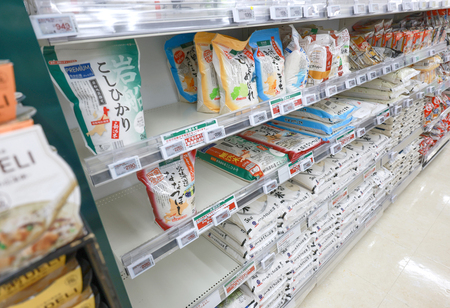 食品スーパーのコメ売り場