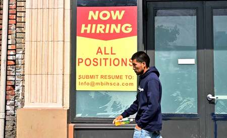 店頭に出された求人の掲示