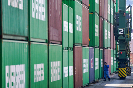 東京港の国際貨物ターミナルに積み上げられたコンテナ