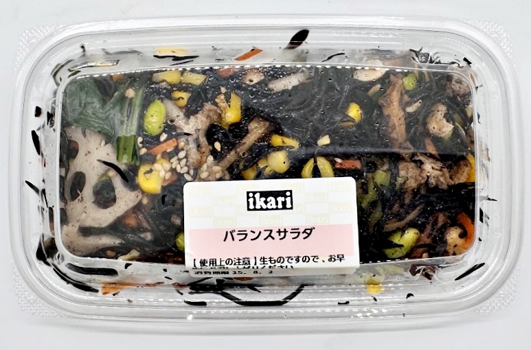 12種類の素材が入ったヘルシーな「バランスサラダ」（140g399円）