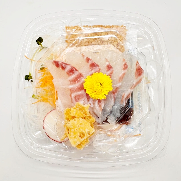 彩り野菜と香ばしいワンタンで楽しむ「鯛の中華風刺身」（699円）