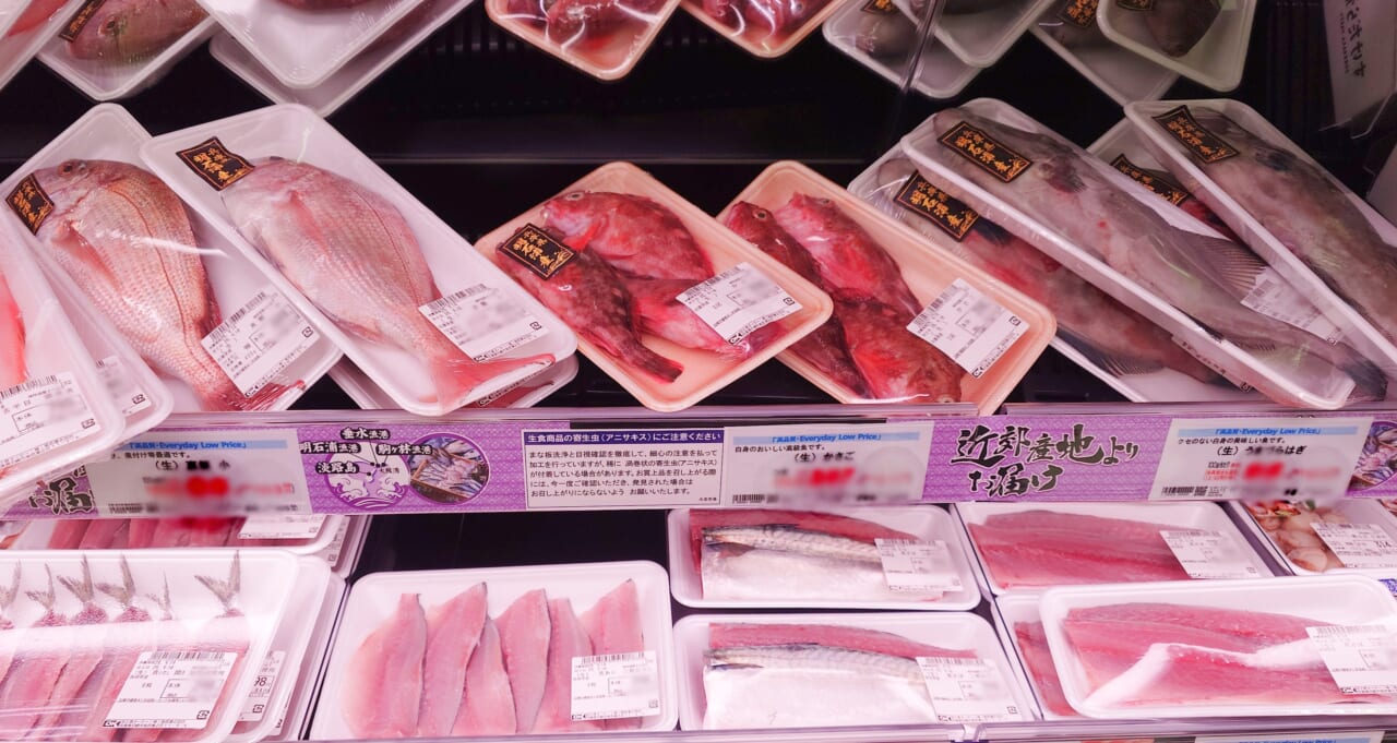 鮮魚売場では、関西の既存店では扱ってこなかった地場産の丸魚を導入