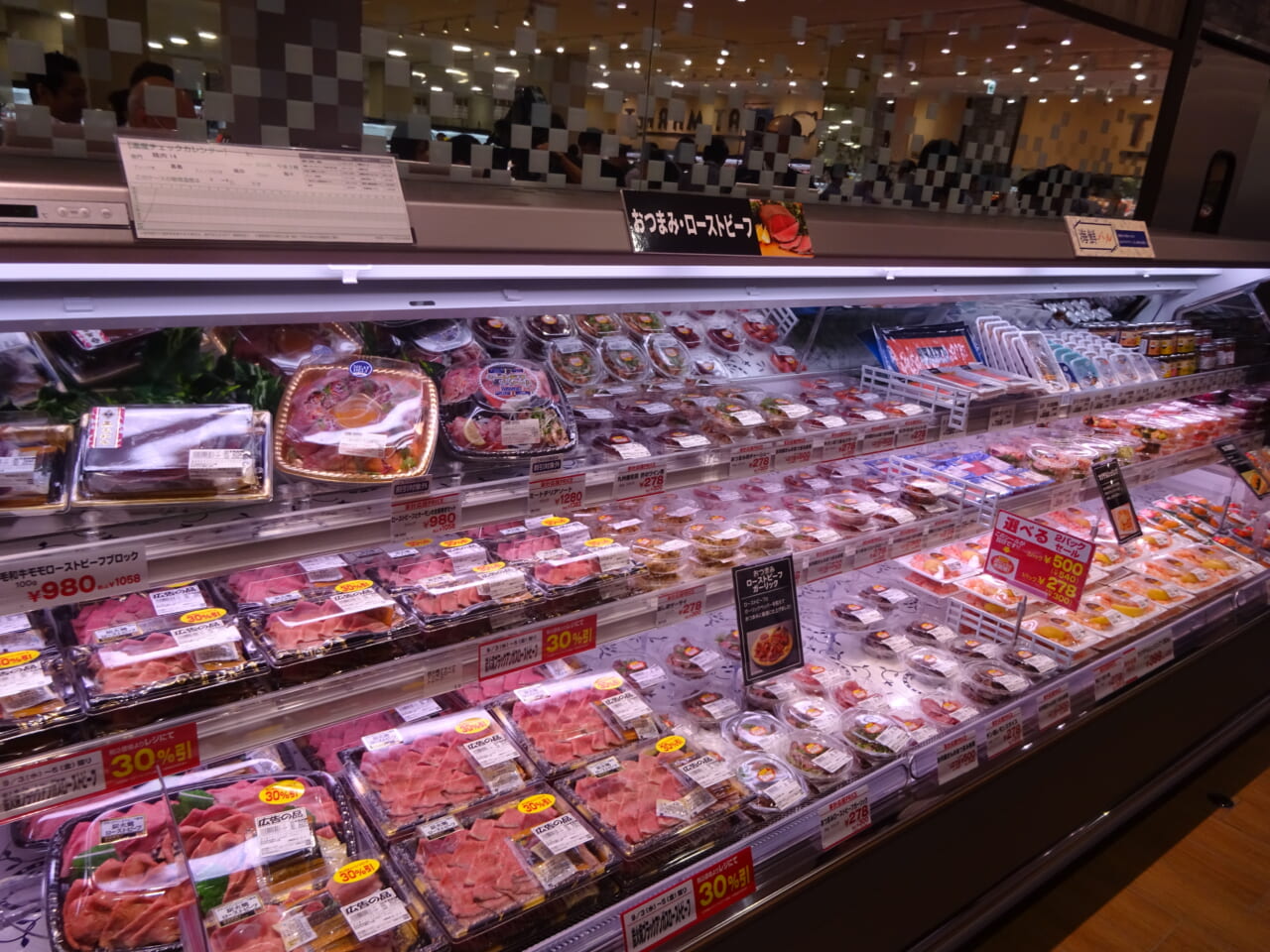 クテルシュリンプやローストビーフなど気軽に食べられるおつまみを販売する