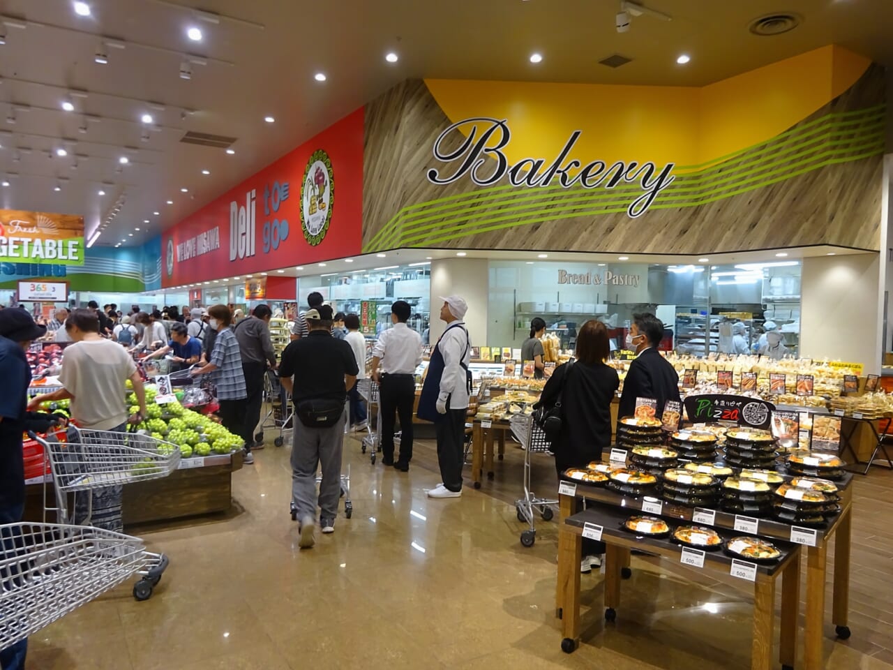 店内に入ると、ベーカリーから肉総菜、魚総菜が続くかたちで壁面右側いっぱいに即食が並ぶ