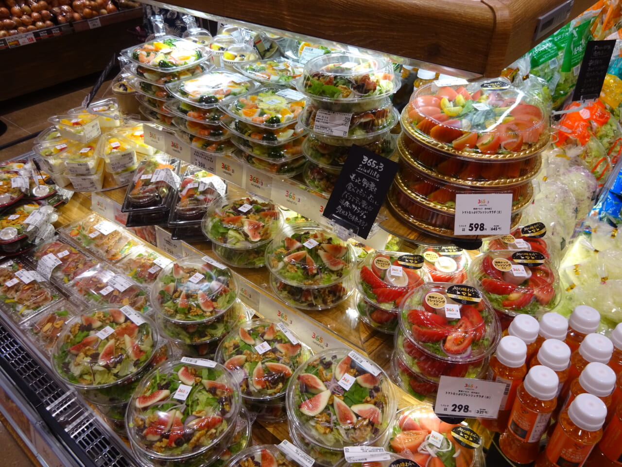 「365×3salad life」では生鮮4部門が連携して製造したサラダを提供