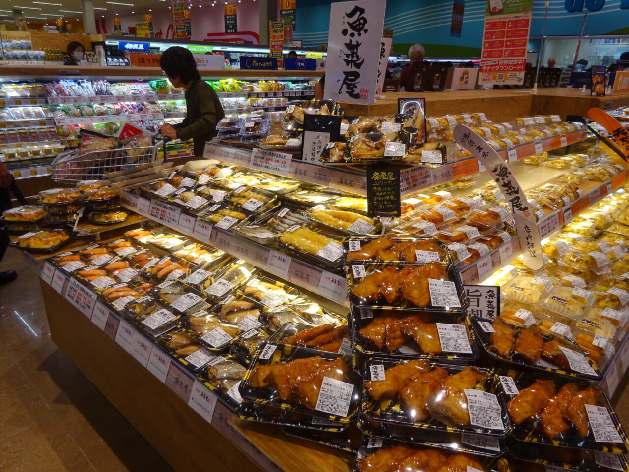 「魚菜屋」では、焼き魚や煮魚、揚物などの商品を販売する