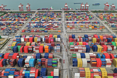 南京港に積み上げられたコンテナ