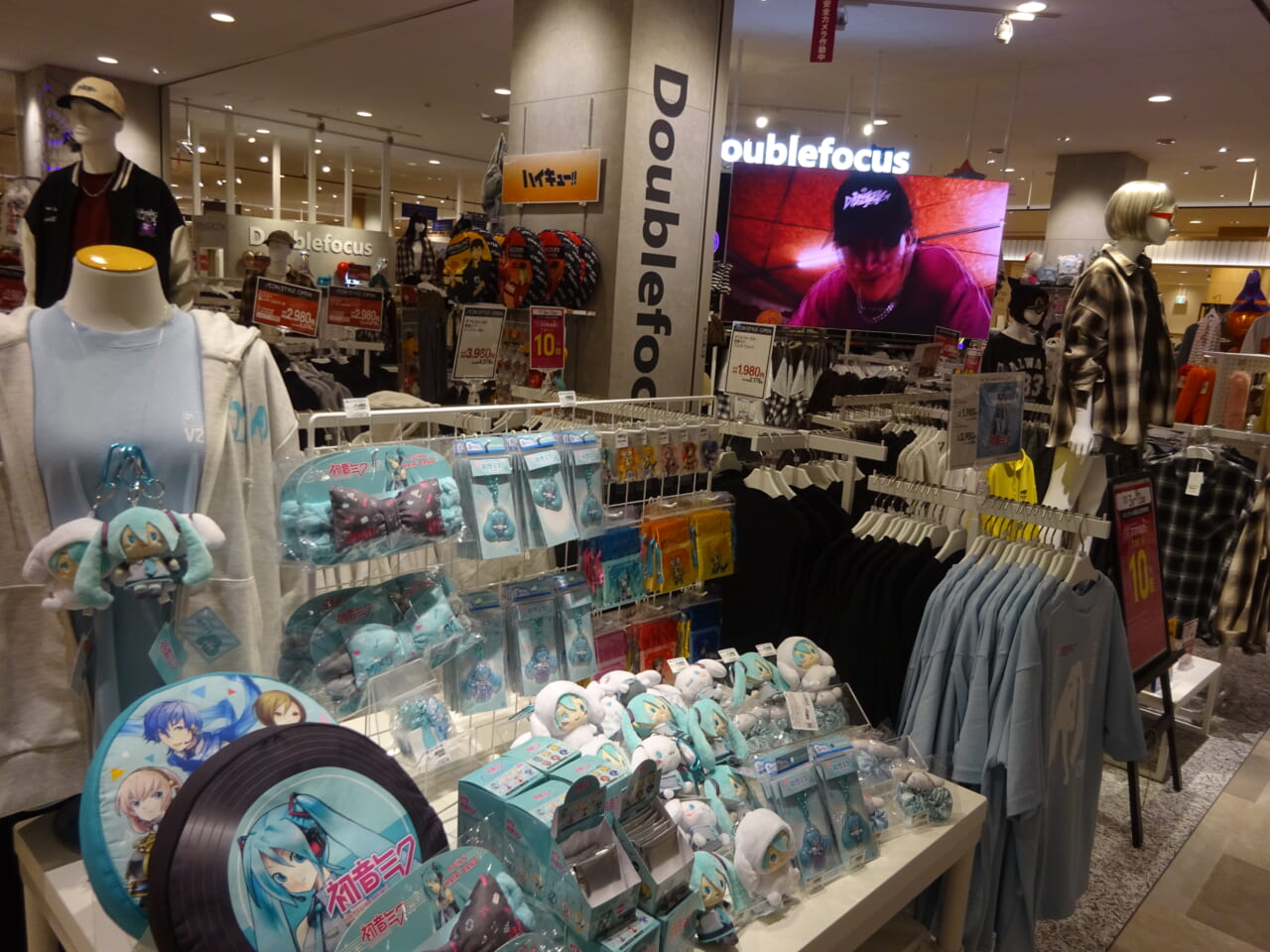 エスカレーターの正面に展開するヤングカジュアルウエア「ダブルフォーカス」